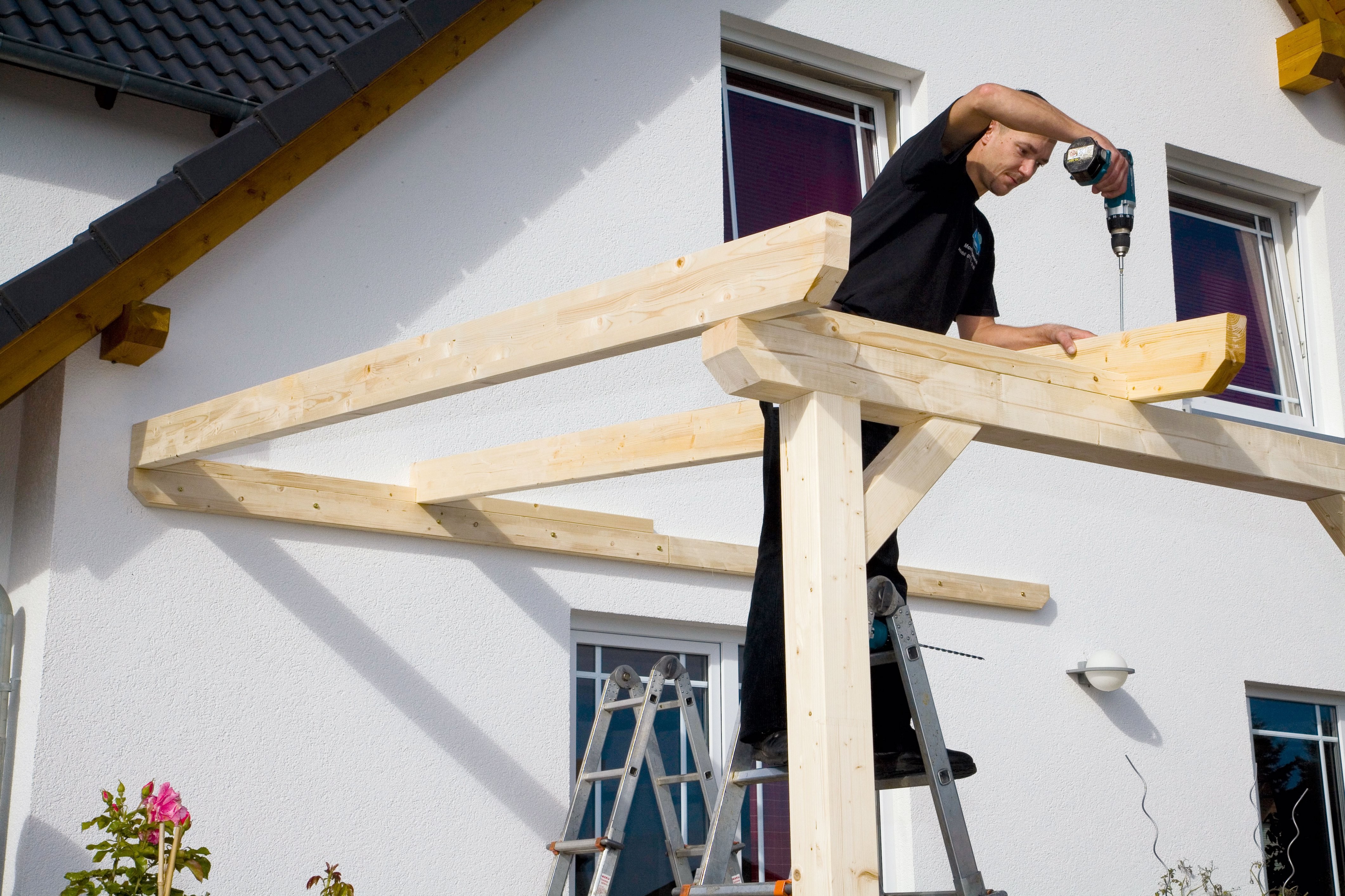 Aufbau Einer Leimholzterrassenüberdachung von Überdachung Terrasse Selber Bauen Bild