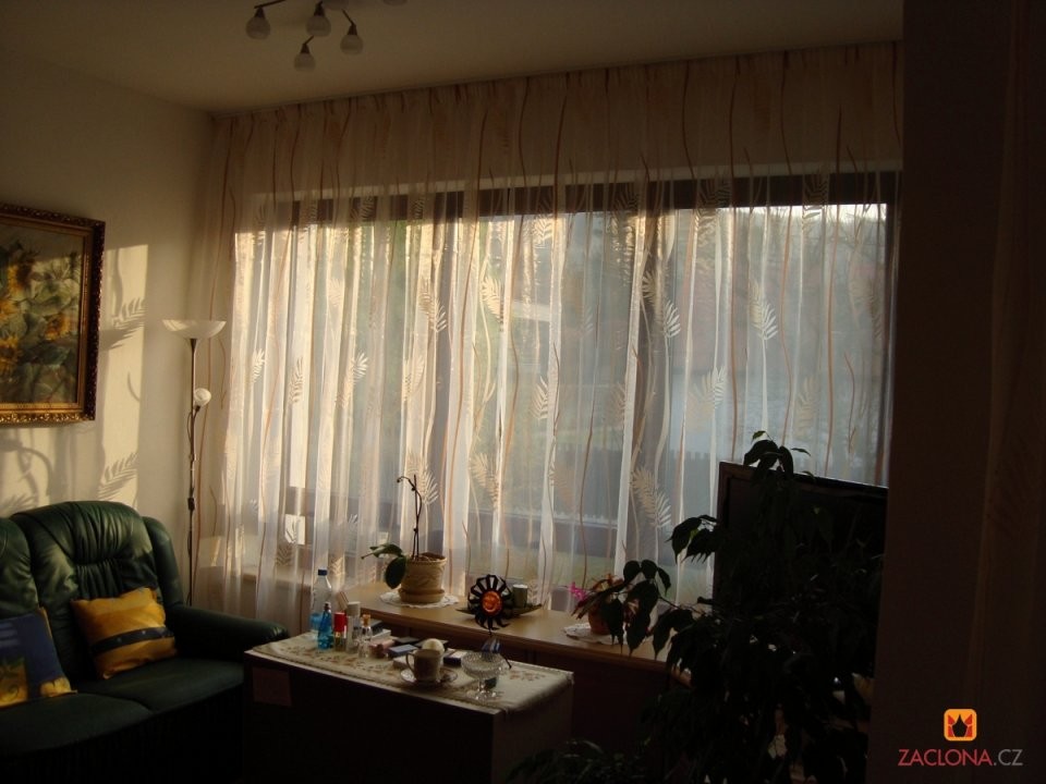 Feinen Gardinen Mit Muster Als Effektvolle Fensterdekoration von Gardinen Muster Für Wohnzimmer Photo