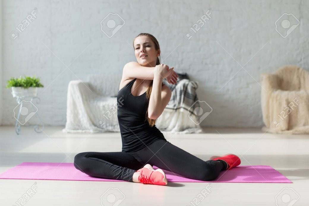 Frauen Übungen Tun Aerobic Mit Gymnastik Für Flexibilität Aufwärmen von Aerobic Für Zu Hause Photo