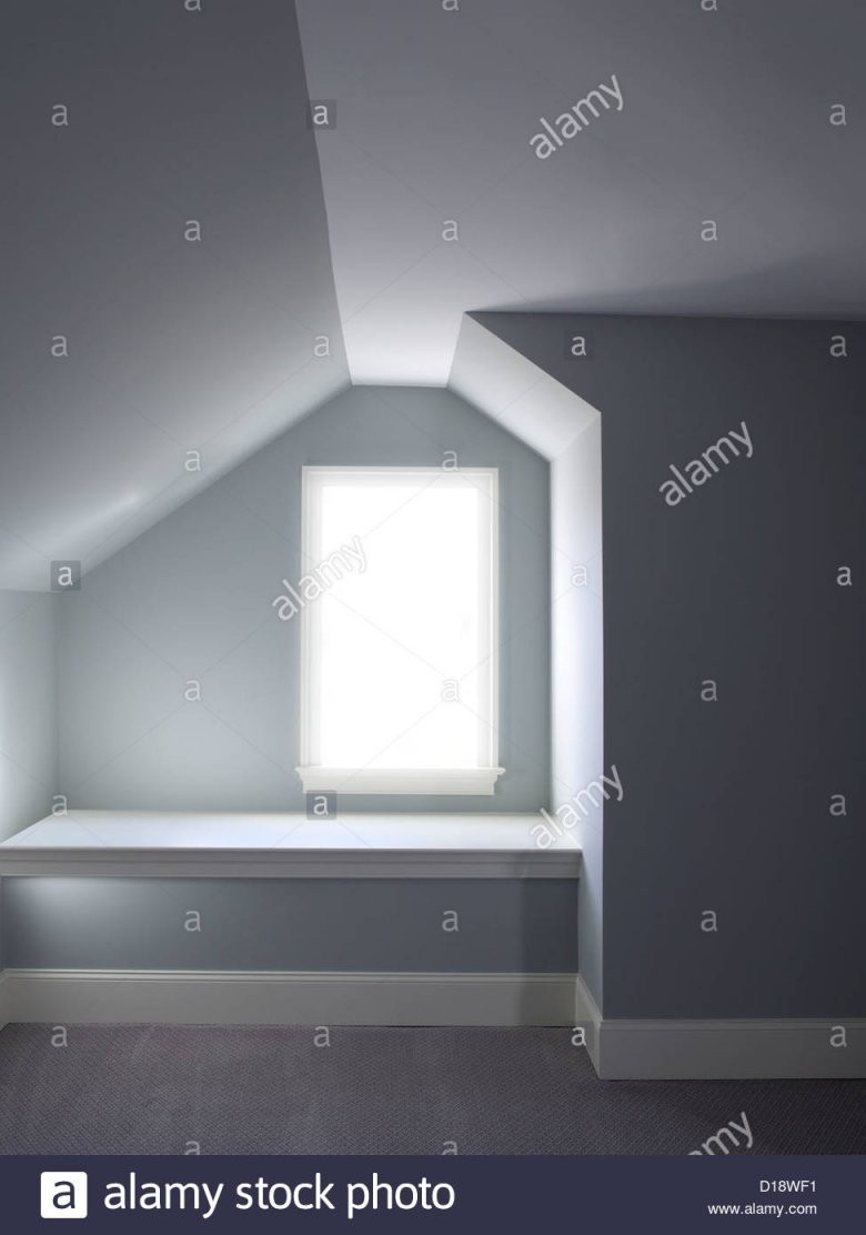 Hellen Licht Fenster Mit Schrägen Wänden  Decke Dachgauben von Bilder An Schrägen Wänden Bild