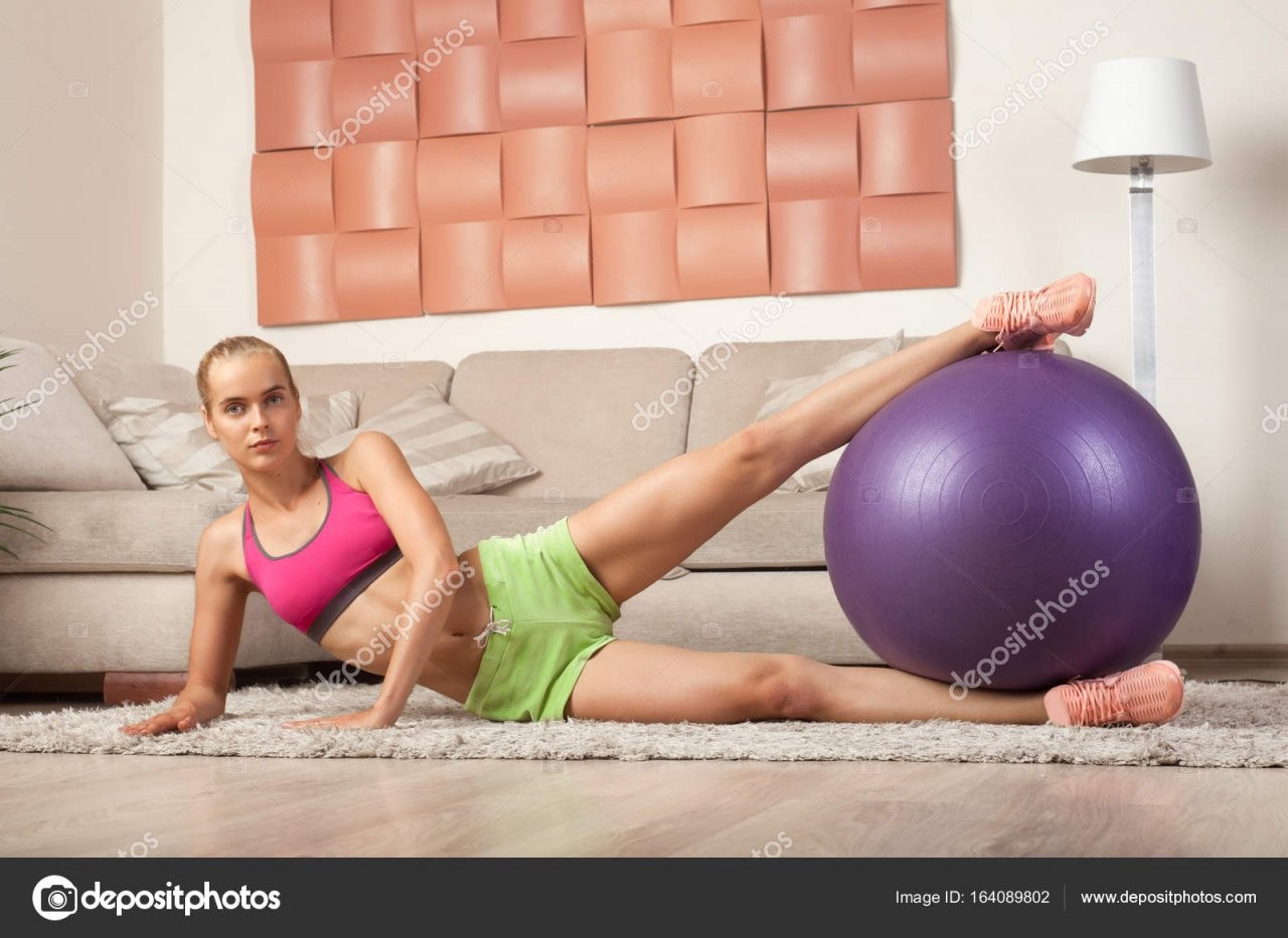 Junge Sportliche Frauen Doin Aerobic Zu Hause — Stockfoto © Schum45 von Aerobic Für Zu Hause Photo