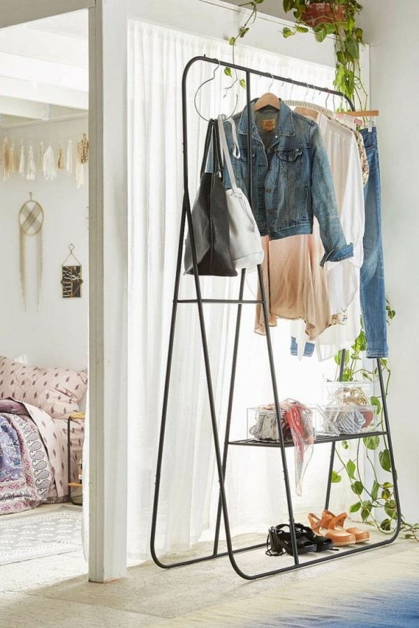 Kleiderablage Im Schlafzimmer 18 Alternativen Zum Klamottenstuhl von Ablage Für Kleidung Im Schlafzimmer Bild