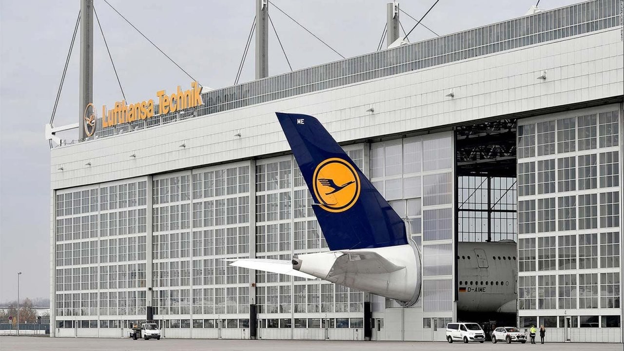 Munich Airport Builds Custom Doors For Huge Airbus A380  Cnn Travel von Wie Plane Ich Ein Haus Bild