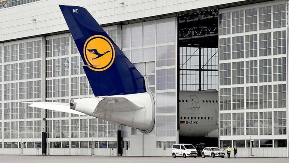 Munich Airport Builds Custom Doors For Huge Airbus A380  Cnn Travel von Wie Plane Ich Ein Haus Photo