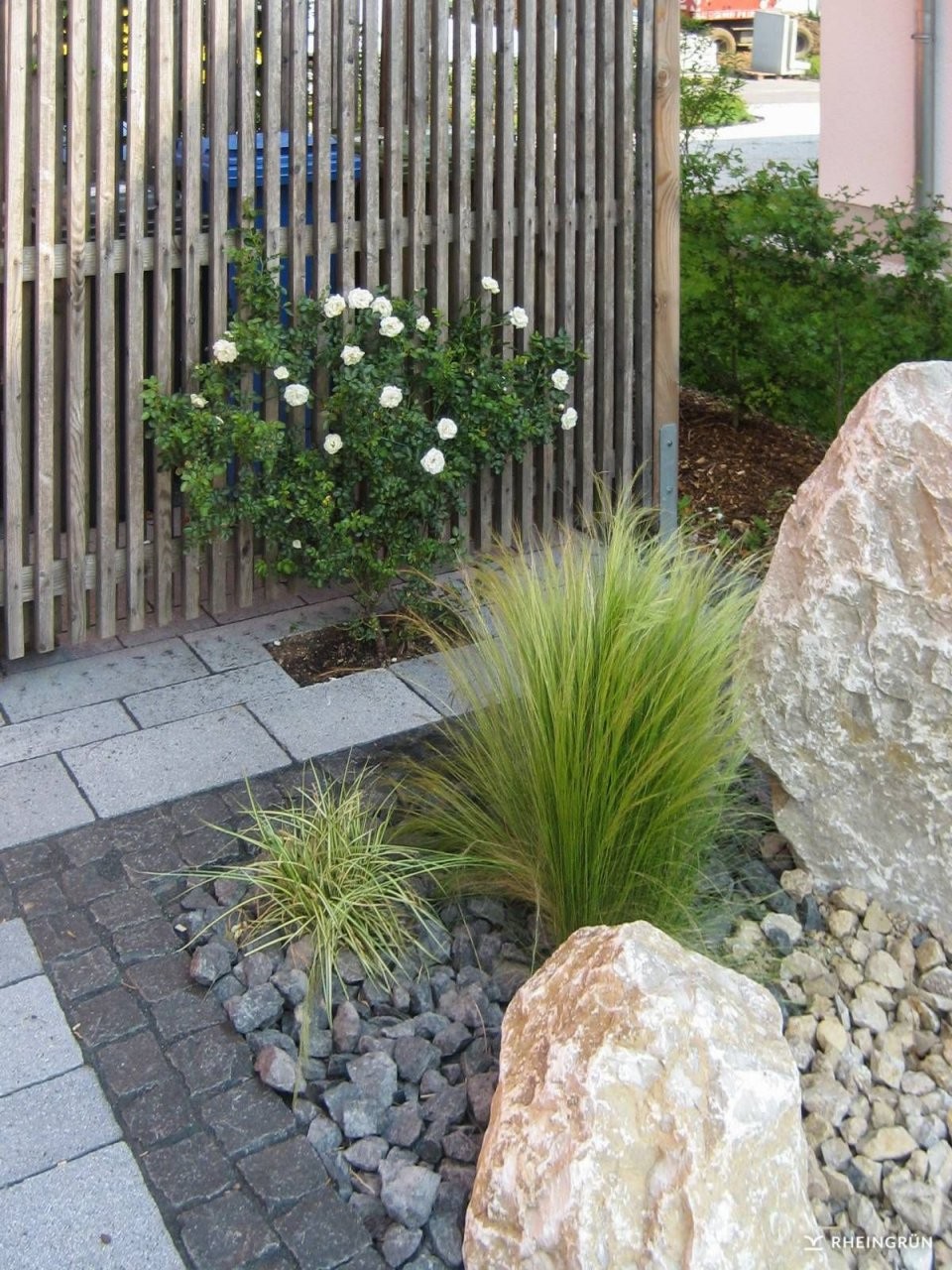 Pflegeleichter Vorgarten Mit Großen Steinen Und Gräsern  Japanische von Gartengestaltung Mit Steinen Und Gräsern Photo