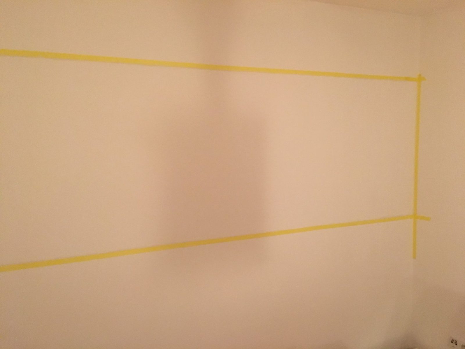 Saubere Kanten Bei Zweifarbiger Wand Streichen  So Geht Es von Wand Streichen Streifen Abkleben Photo