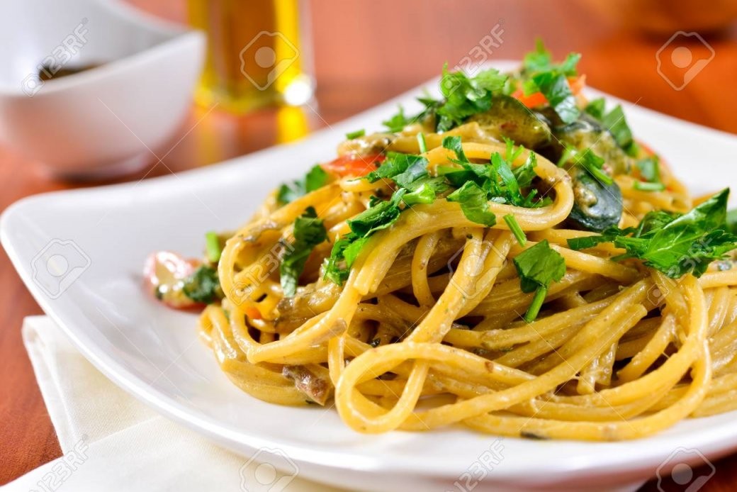 Teller Spaghetti Mit Steinpilzen Italienische Küche Italienische von Italienische Kochrezepte Mit Bildern Bild