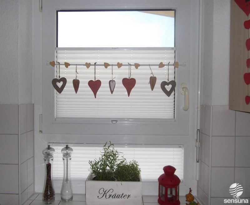 Tolle Fensterdeko Am Küchenfenster  Und Dazu Plissees Vom von Gardinen Für Küchenfenster Ideen Bild