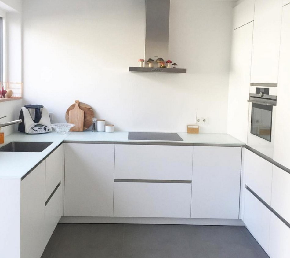Weiße Minimalistische Küchen  Tolle Fotos Und Inspirationen von Weiße Küche Mit Weißer Arbeitsplatte Photo