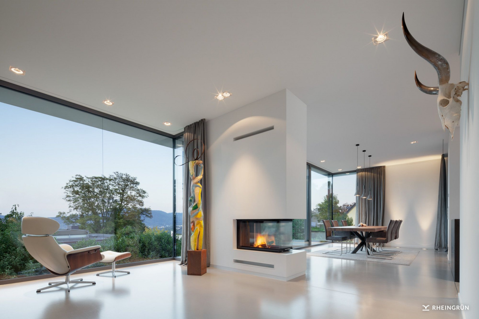 Exklusive Villa Mit Modernen Wasserbecken Aus Cortenstahl von Exklusive Bilder Wohnzimmer Bild