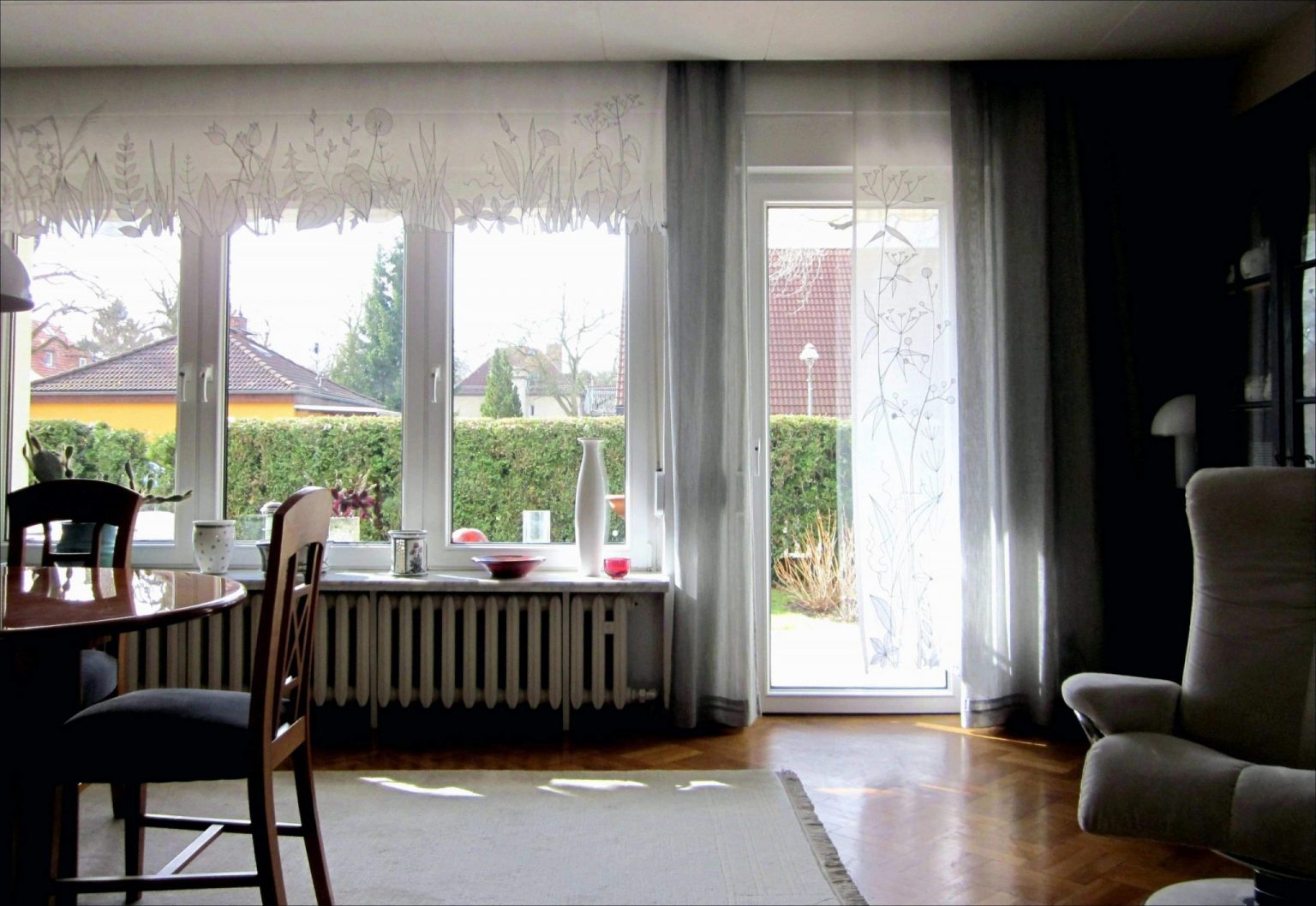 Große fensterfronten elegante wohnzimmer gardinen