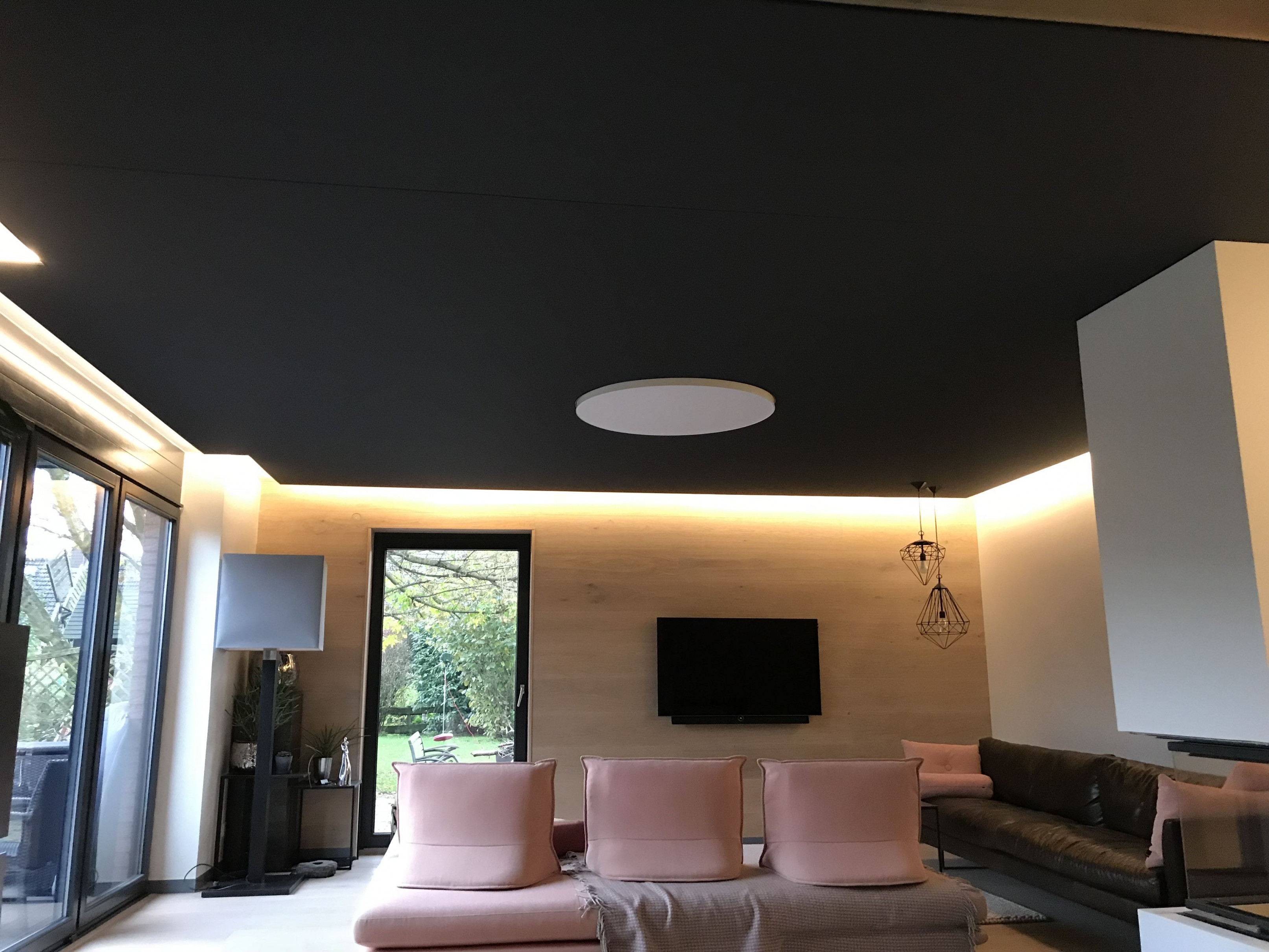 Gewebespanndecke In Anthrazit Mit Indirekter Beleuchtung Im von Moderne Deckengestaltung Wohnzimmer Bild