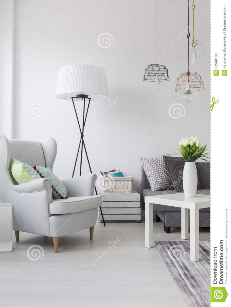 Helles Wohnzimmer Mit Einem Weißen Lehnsessel Und Einer von Helle Wohnzimmer Lampe Photo