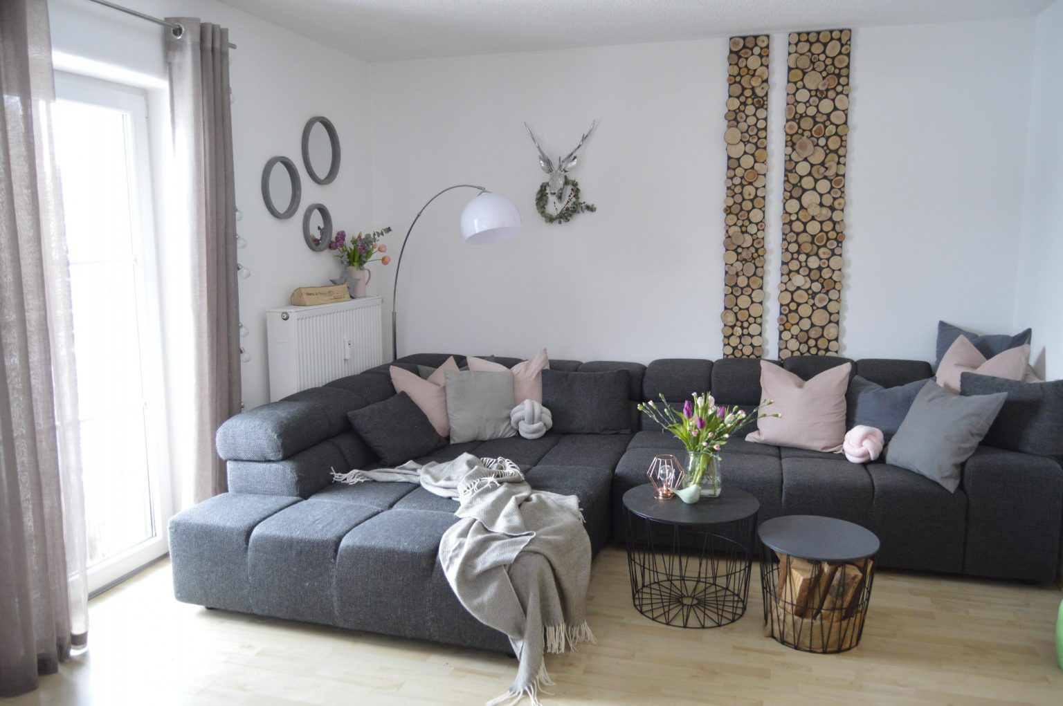 Holzwand Finde Gemütliche Ideen Mit Charme Bei Couch von Wohnzimmer