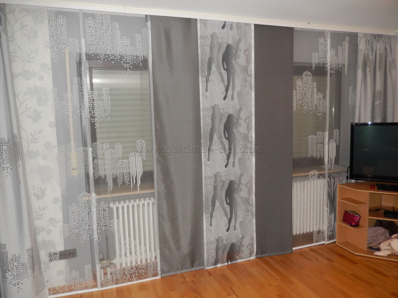 Moderne Weißgraue Schiebegardine Fürs Wohnzimmer Mit von Gardinen Wohnzimmer Grau Weiß Bild