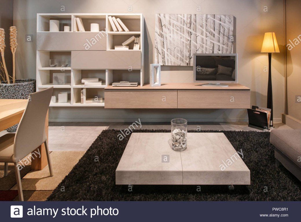 Modernes Wohnzimmer Mit Esstisch Offen Zu Einem Wohnbereich von Moderne Wohnzimmer Mit Essplatz Bild