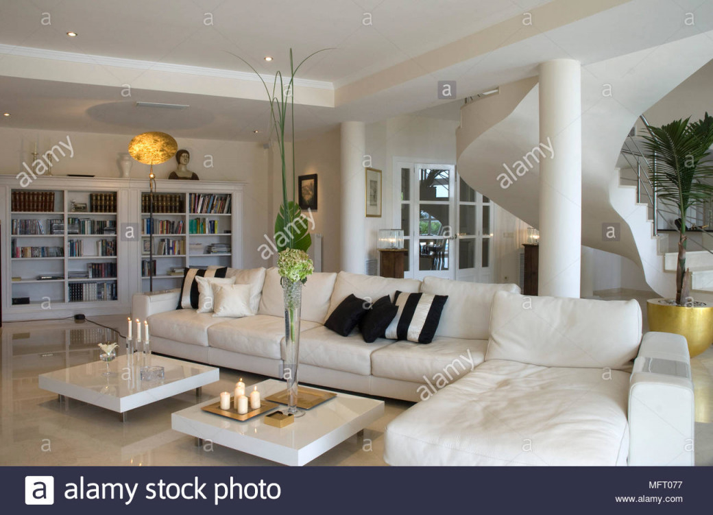 Niedrige Tische Vor Der Lförmigen Sofa In Moderne von L Förmiges Wohnzimmer Einrichten Photo