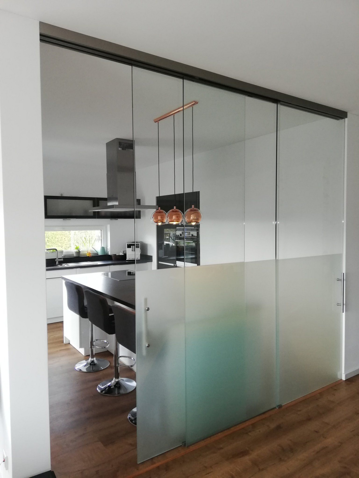 Trennwand Zur Küche  Moderne Küche Glaswand Küche von Moderne Trennwände Wohnzimmer Bild