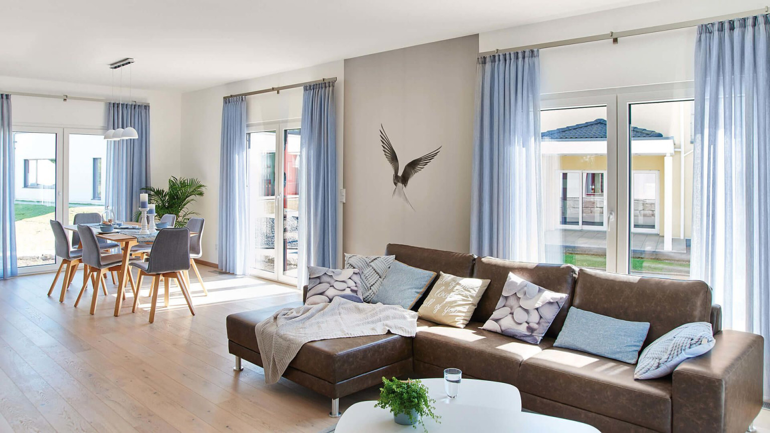 Wohnesszimmer Brauner Holzfußboden Weiß Und Graue Wände von Gardinen Für Bodentiefe Fenster Wohnzimmer Photo