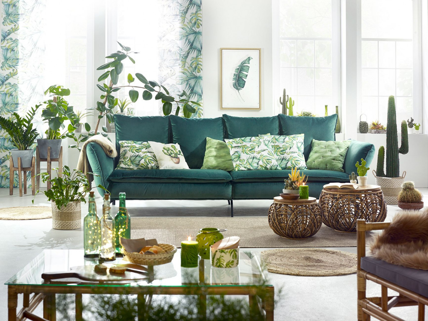Wohnzimmer Im Dschungellook Mit Grüner Couch Und Tropischen von Wohnzimmer Ideen Grün Bild