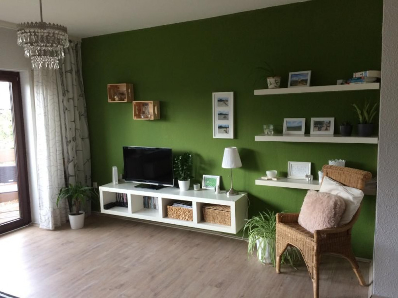 Wohnzimmer In Farbe Die Grüne Wand Bietet Einen Tollen von Deko Wohnzimmer Grün Photo